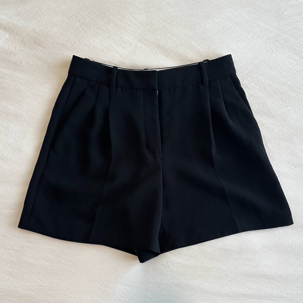 Aritzia Effortless Short Mid-Thigh Size 8